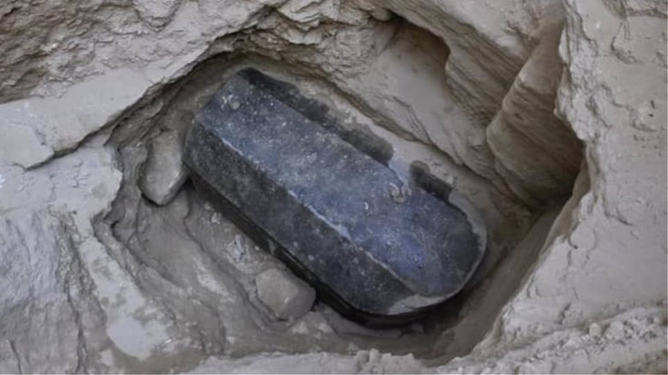 Μυστήριο στην Αίγυπτο: Ανακαλύφθηκε σφραγισμένη, γρανιτένια σαρκοφάγος 2.000 ετών! - Φωτογραφία 1