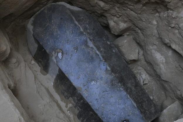 Μυστηριώδης τεράστια μαύρη σαρκοφάγος βρέθηκε στη Αίγυπτο και κανείς δεν ξέρει τι έχει μέσα (Photos) - Φωτογραφία 1