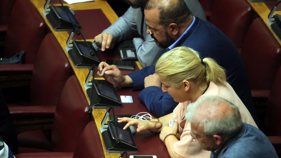 Βουλή: Πέρασε με 241 ψήφους η κατάτμηση της Β' Αθηνών - «Κόλλησε» ξανά το σύστημα της ηλεκτρονικής ψηφοφορίας - Φωτογραφία 1