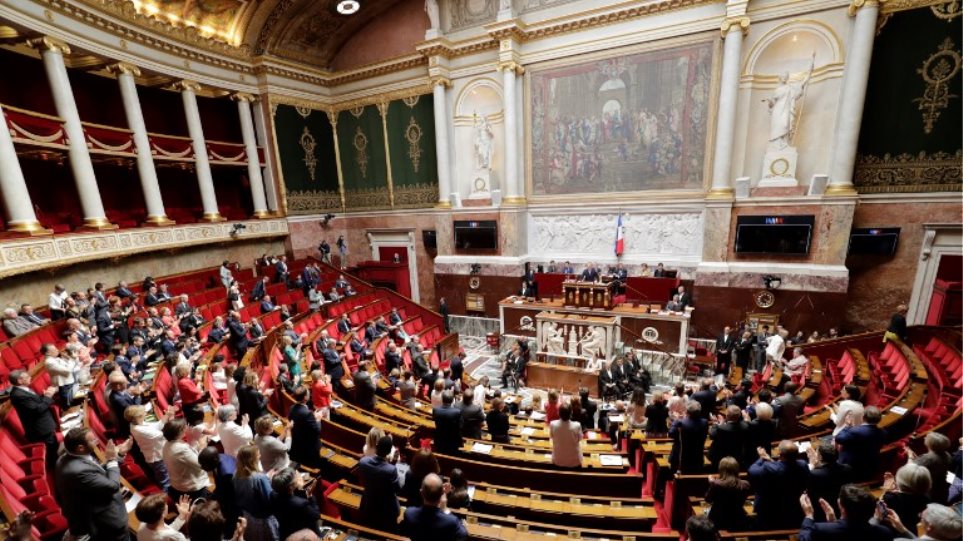 Γαλλία: Η Εθνοσυνέλευση αποφάσισε τη διαγραφή της λέξης «φυλή» από το Σύνταγμα - Φωτογραφία 1