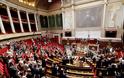 Γαλλία: Η Εθνοσυνέλευση αποφάσισε τη διαγραφή της λέξης «φυλή» από το Σύνταγμα