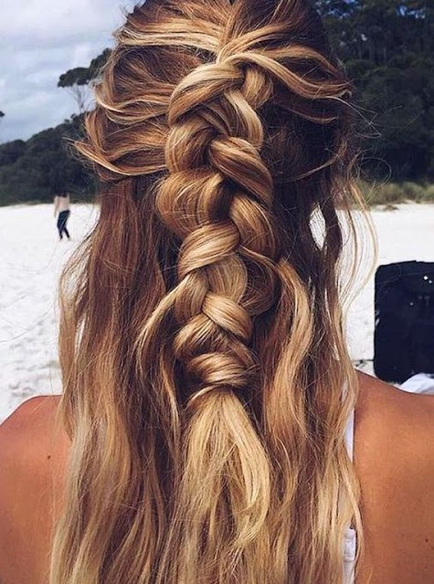 Hairstyles on the beach: Πώς να «πιάσεις» τα μαλλιά σου στην παραλία - Φωτογραφία 4