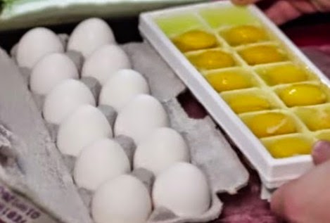 Ρίχνει αυγά μέσα σε μια παγοθήκη - Γιατί; Δείτε τα πιο έξυπνα κόλπα που είδατε ποτέ... [video] - Φωτογραφία 1