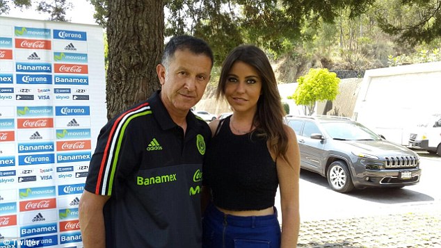 Ο προπονητής του Μεξικού πήγε στο Μουντιάλ και με τη σύζυγο και την... ερωμένη του -Μαζί στο γήπεδο - Φωτογραφία 7