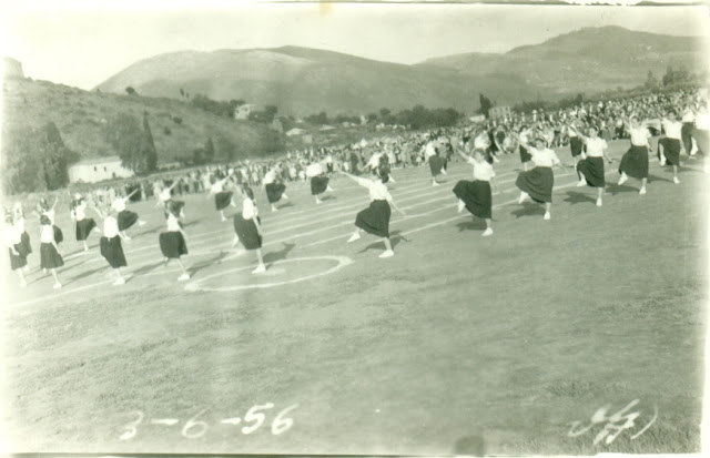 ΚΑΠΟΤΕ: Μαθητές του Γυμνασίου ΒΟΝΙΤΣΑΣ το 1956 σε γυμναστικές επιδείξεις! - Φωτογραφία 1