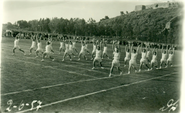 ΚΑΠΟΤΕ: Μαθητές του Γυμνασίου ΒΟΝΙΤΣΑΣ το 1956 σε γυμναστικές επιδείξεις! - Φωτογραφία 10