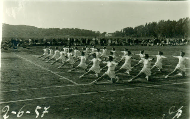 ΚΑΠΟΤΕ: Μαθητές του Γυμνασίου ΒΟΝΙΤΣΑΣ το 1956 σε γυμναστικές επιδείξεις! - Φωτογραφία 11