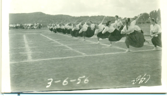 ΚΑΠΟΤΕ: Μαθητές του Γυμνασίου ΒΟΝΙΤΣΑΣ το 1956 σε γυμναστικές επιδείξεις! - Φωτογραφία 13