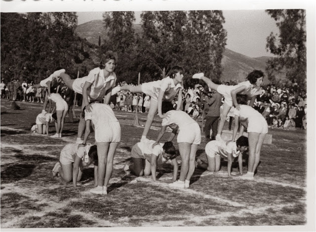ΚΑΠΟΤΕ: Μαθητές του Γυμνασίου ΒΟΝΙΤΣΑΣ το 1956 σε γυμναστικές επιδείξεις! - Φωτογραφία 2