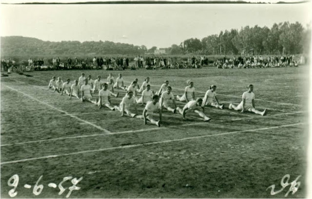 ΚΑΠΟΤΕ: Μαθητές του Γυμνασίου ΒΟΝΙΤΣΑΣ το 1956 σε γυμναστικές επιδείξεις! - Φωτογραφία 6