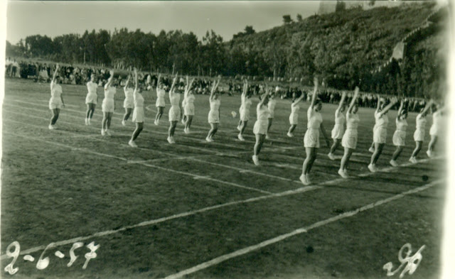 ΚΑΠΟΤΕ: Μαθητές του Γυμνασίου ΒΟΝΙΤΣΑΣ το 1956 σε γυμναστικές επιδείξεις! - Φωτογραφία 9