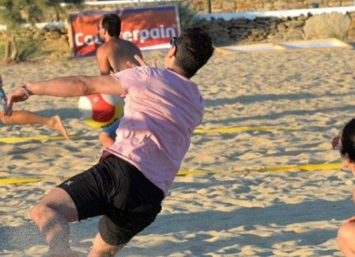Στην Ίο ο Σάκης Ρουβάς, μπλοκάρει, πασάρει, καρφώνει στο Beach Volley [photo] - Φωτογραφία 1