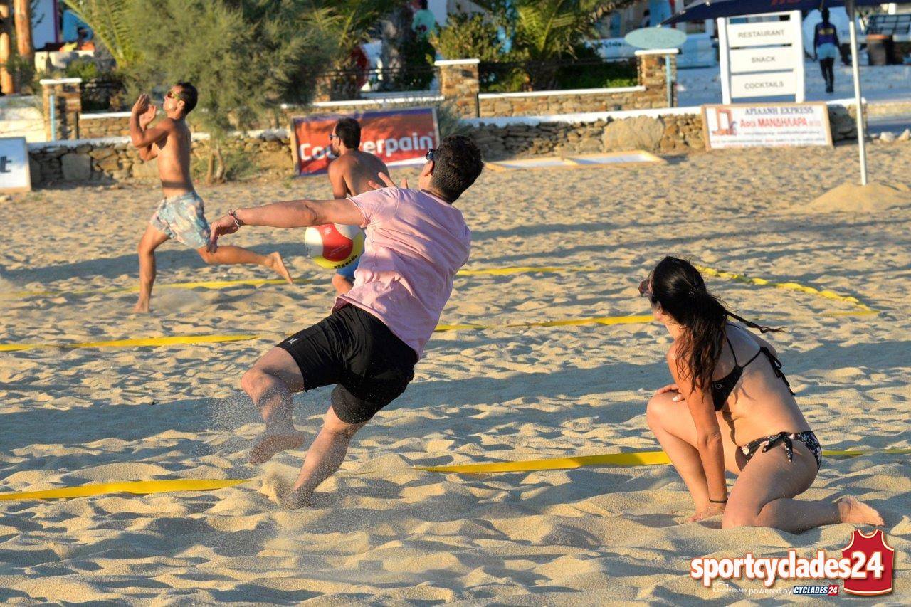 Στην Ίο ο Σάκης Ρουβάς, μπλοκάρει, πασάρει, καρφώνει στο Beach Volley [photo] - Φωτογραφία 2
