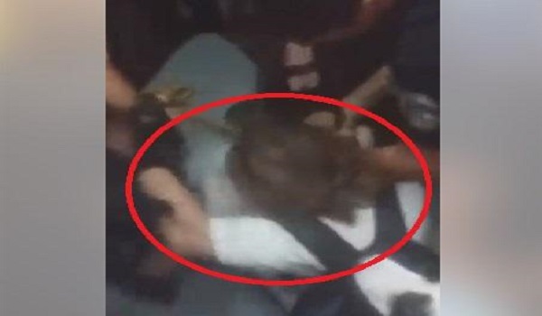 Αστυνομικοί έσυραν επιβάτη και τον έβγαλαν σηκωτό από το τρένο γιατί είχε σκυλί χωρίς φίμωτρο! (ΒΙΝΤΕΟ) - Φωτογραφία 1