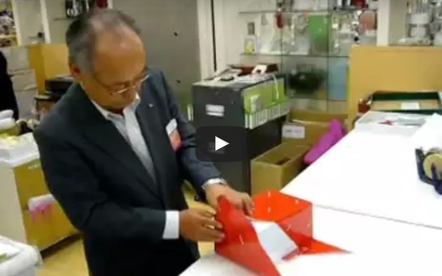 Εντυπωσιακό: Δείτε τον τρόπο με τον οποίο τυλίγουν τα δώρα στην Ιαπωνία! [video] - Φωτογραφία 1