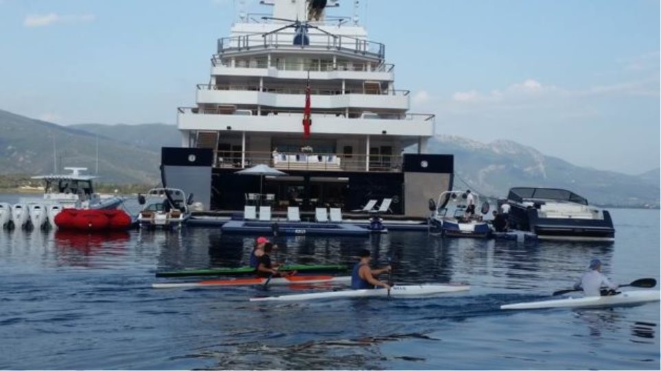 Εντυπωσιακές φωτογραφίες από τον Πόρο: Καγιάκ δίπλα στο mega yacht «Ulysses» - Φωτογραφία 1