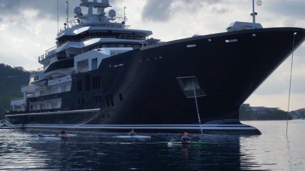 Εντυπωσιακές φωτογραφίες από τον Πόρο: Καγιάκ δίπλα στο mega yacht «Ulysses» - Φωτογραφία 3
