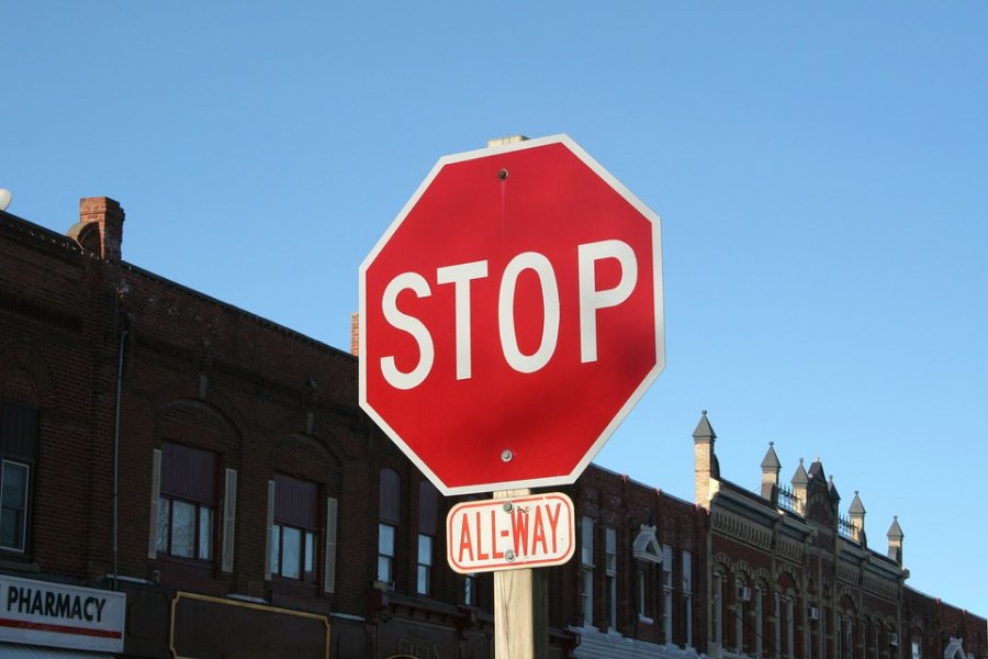 Ξέρετε γιατί το σήμα του STOP είναι κόκκινο και κυρίως οκτάγωνο; - Φωτογραφία 1