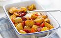 Πατάτες στο φούρνο με πιπεριές Φλωρίνης και χωριάτικο λουκάνικο - Φωτογραφία 1