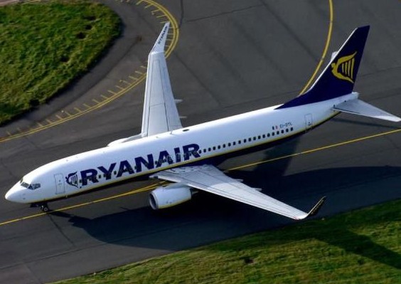 Αναγκαστική προσγείωση αεροσκάφους της Ryanair - 33 επιβάτες στο νοσοκομείο - Φωτογραφία 1