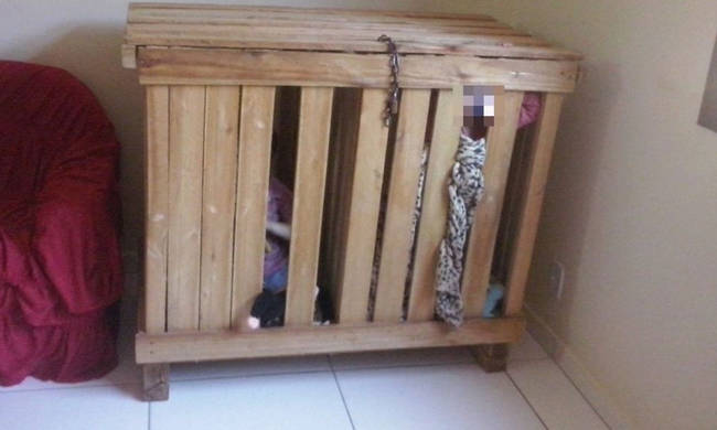 Φρίκη: Κλείδωναν τα τρίχρονα παιδιά τους σε ξύλινο κασόνι - Ο λόγος θα σας εξοργίσει - Φωτογραφία 1