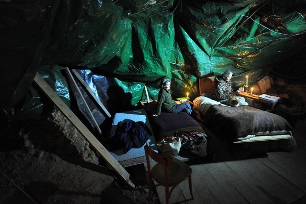 Απίστευτο: 2 γυναίκες ζουν σε... σπηλιά λόγω σπάνιας αρρώστιας [photos] - Φωτογραφία 1
