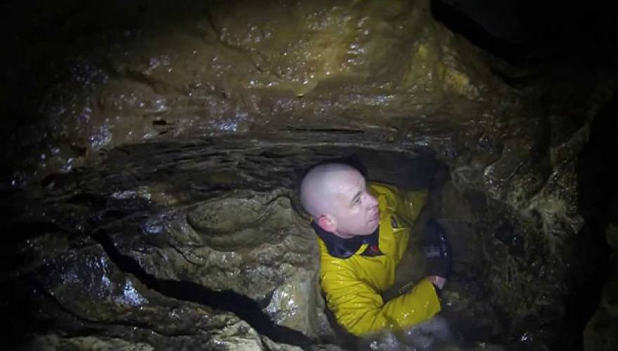O απόλυτος τρόμος: Πως είναι να εγκλωβίζεσαι σε μια σπηλιά που γεμίζει με νερό [video] - Φωτογραφία 1