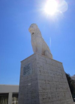Οι θρύλοι που περιβάλλουν το λιοντάρι του Πειραιά - Το ιστορικό άγαλμα-σύμβολο ατενίζει το μεγάλο λιμάνι [photos] - Φωτογραφία 3