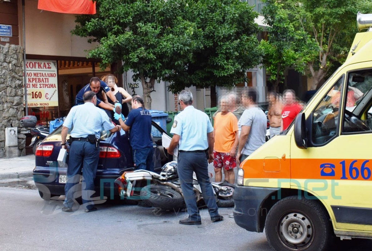 Σοκαριστικό τροχαίο: Γυναίκα κατέληξε στην... οροφή αυτοκινήτου μετά από σύγκρουση [photos] - Φωτογραφία 4