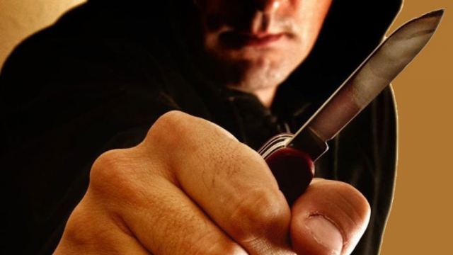 Αμαλιάδα: Λήστεψαν 19χρονο με απειλή μαχαιριού - Φωτογραφία 1