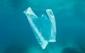 Τα πλαστικά σκοτώνουν τη ζωή στη θάλασσα και οι αριθμοί τρομάζουν