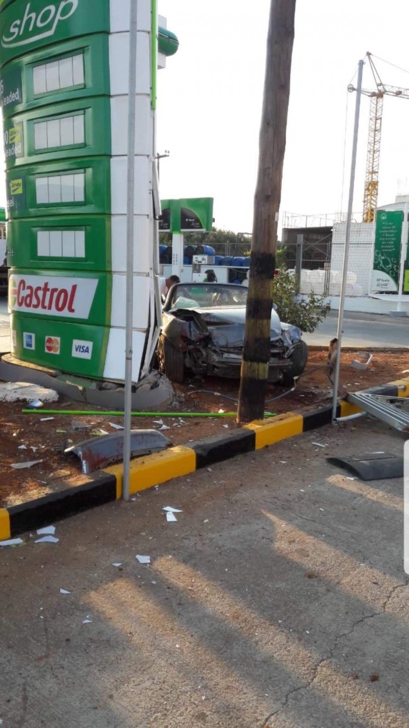 Αυτοκίνητο μπούκαρε σε βενζινάδικο στα Χανιά [photos] - Φωτογραφία 3