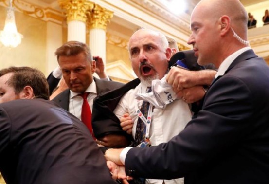 Τραμπ – Πούτιν: Διαδηλωτής «τρύπωσε» στη συνέντευξη Τύπου και τον... [video] - Φωτογραφία 1