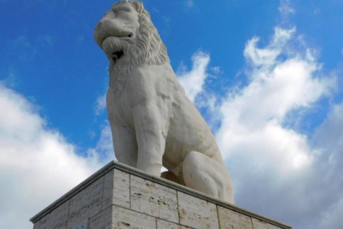 Οι θρύλοι που περιβάλλουν το λιοντάρι του Πειραιά - Το ιστορικό άγαλμα-σύμβολο ατενίζει το μεγάλο λιμάνι [photos] - Φωτογραφία 1