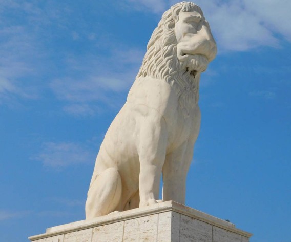 Οι θρύλοι που περιβάλλουν το λιοντάρι του Πειραιά - Το ιστορικό άγαλμα-σύμβολο ατενίζει το μεγάλο λιμάνι [photos] - Φωτογραφία 4