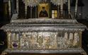 Τα Ιερά Λείψανα του Αγίου Νικολάου Πλανά, προστάτη των παντρεμένων (φωτογραφίες) - Φωτογραφία 1