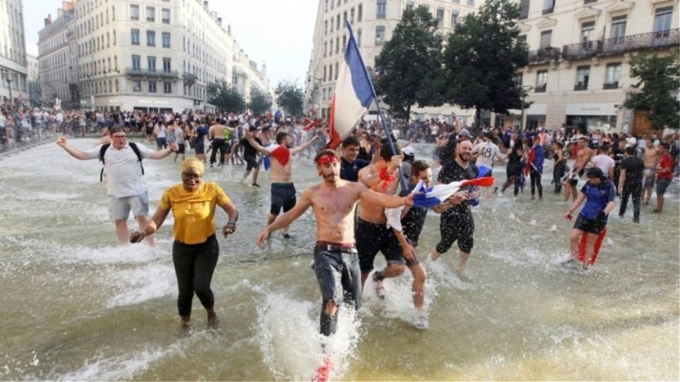 Allez les bleus! Ατέλειωτοι πανηγυρισμοί στη Γαλλία για την κατάκτηση του Μουντιάλ - Φωτογραφία 1
