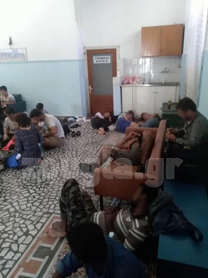 «Στοιβαγμένοι» στην Αστυνομική Διεύθυνση Αιτωλίας οι μετανάστες που εντοπίστηκαν στον Αστακό - Φωτογραφία 3
