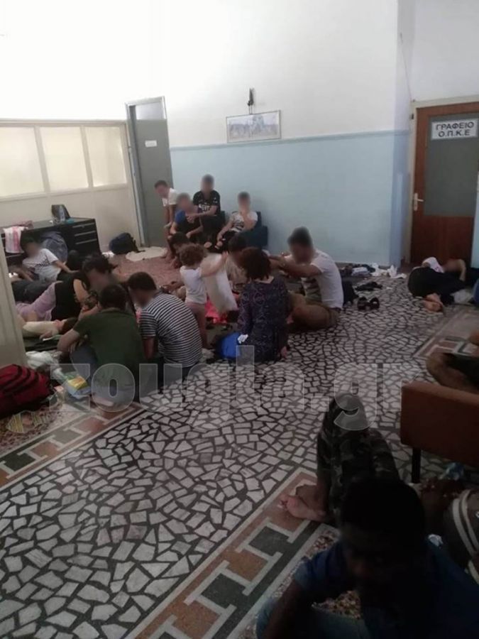 «Στοιβαγμένοι» στην Αστυνομική Διεύθυνση Αιτωλίας οι μετανάστες που εντοπίστηκαν στον Αστακό - Φωτογραφία 4