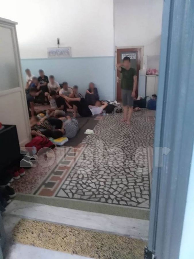 «Στοιβαγμένοι» στην Αστυνομική Διεύθυνση Αιτωλίας οι μετανάστες που εντοπίστηκαν στον Αστακό - Φωτογραφία 5