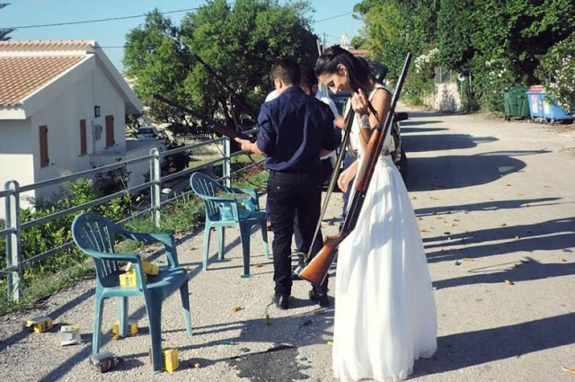 Νύφη πήγε στην εκκλησία με την καραμπίνα! (ΦΩΤΟ & ΒΙΝΤΕΟ) - Φωτογραφία 1