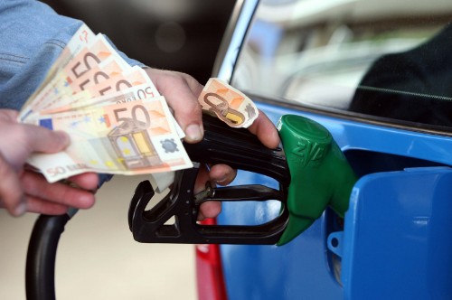 Φωτιά η βενζίνη: Δείτε σε ποιες περιοχές ξεπέρασε τα 2 ευρώ το λίτρο - Φωτογραφία 1