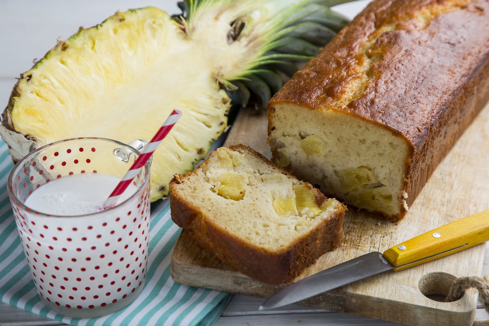 Πεντανόστιμο κέικ με ανανά - Φωτογραφία 1
