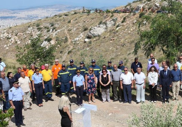 Επιμνημόσυνη δέηση για τους πεσόντες πυροσβέστες στον Καρέα - Φωτογραφία 2