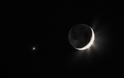 Το παιχνίδι της Αφροδίτης με τη Σελήνη στον νυχτερινό ουρανό