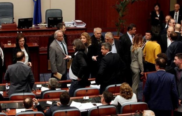 Μπάχαλο στα Σκόπια: Διαφωνίες επί διαφωνιών για το δημοψήφισμα - Φωτογραφία 1