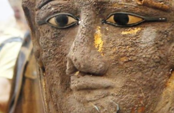 Αίγυπτος: Βρέθηκε σπάνια επιχρυσωμένη μάσκα μούμιας με άρωμα... Ελλάδας - Φωτογραφία 1