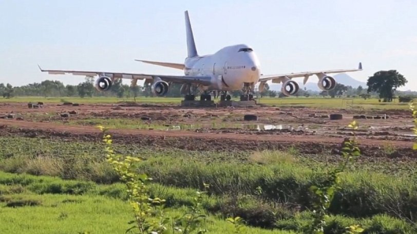 Έκπληκτοι Ταϊλανδοί αγρότες βρήκαν στις αυλές τους ένα θεόρατο Boeing 747 - Φωτογραφία 1