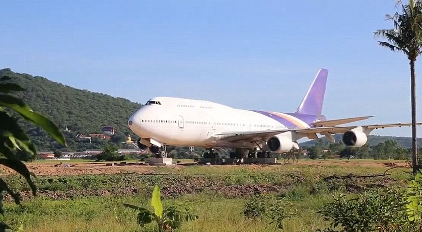 Έκπληκτοι Ταϊλανδοί αγρότες βρήκαν στις αυλές τους ένα θεόρατο Boeing 747 - Φωτογραφία 2