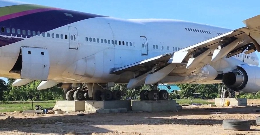 Έκπληκτοι Ταϊλανδοί αγρότες βρήκαν στις αυλές τους ένα θεόρατο Boeing 747 - Φωτογραφία 3